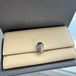 ALEXANDER MCQUEEN Light Latte Continental Card Wallet Silver Skull Closure